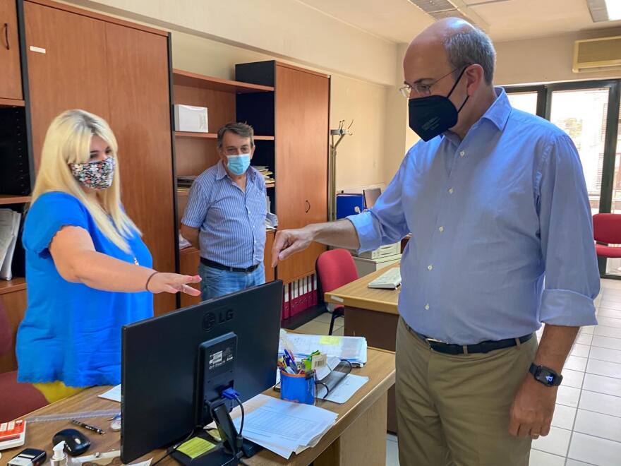 Χατζηδάκης: Επίσκεψη στον ΕΦΚΑ Κορίνθου - «Απαράδεκτες συνθήκες εργασίας, στο Πειθαρχικό η διευθύνουσα Πελοποννήσου»
