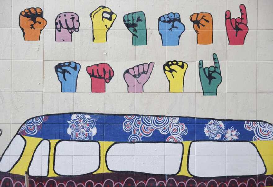 Θεσσαλονίκη: Κωφοί σερβιτόροι σε καφετέρια που προωθεί τη νοηματική γλώσσα - Φωτογραφίες