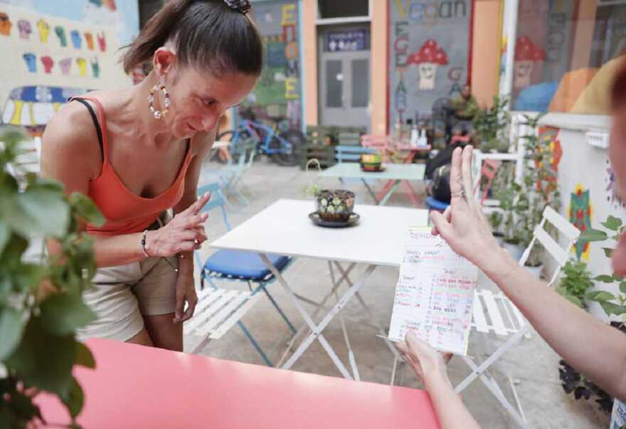 Θεσσαλονίκη: Κωφοί σερβιτόροι σε καφετέρια που προωθεί τη νοηματική γλώσσα - Φωτογραφίες