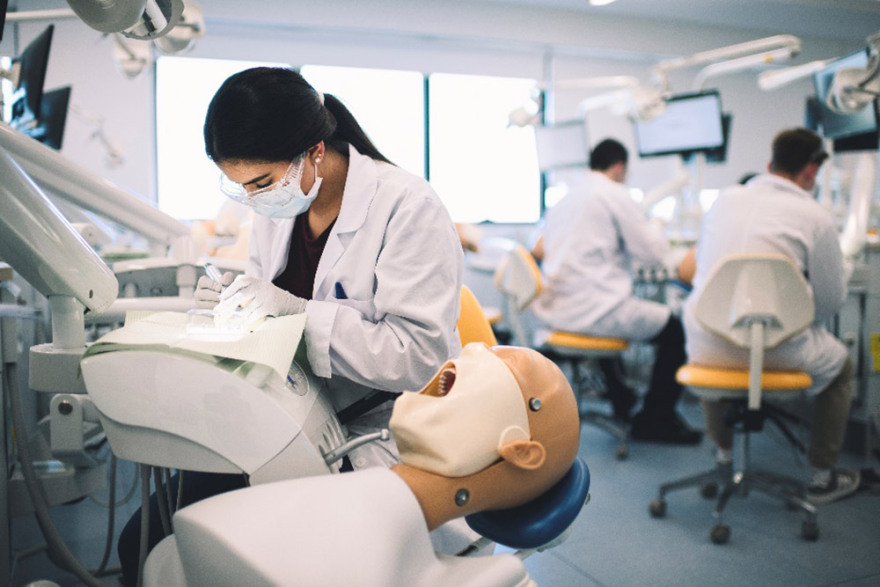 Το πρόγραμμα Οδοντιατρικής που εκπαιδεύει τους πρωτοπόρους οδοντιάτρους του «αύριο»
