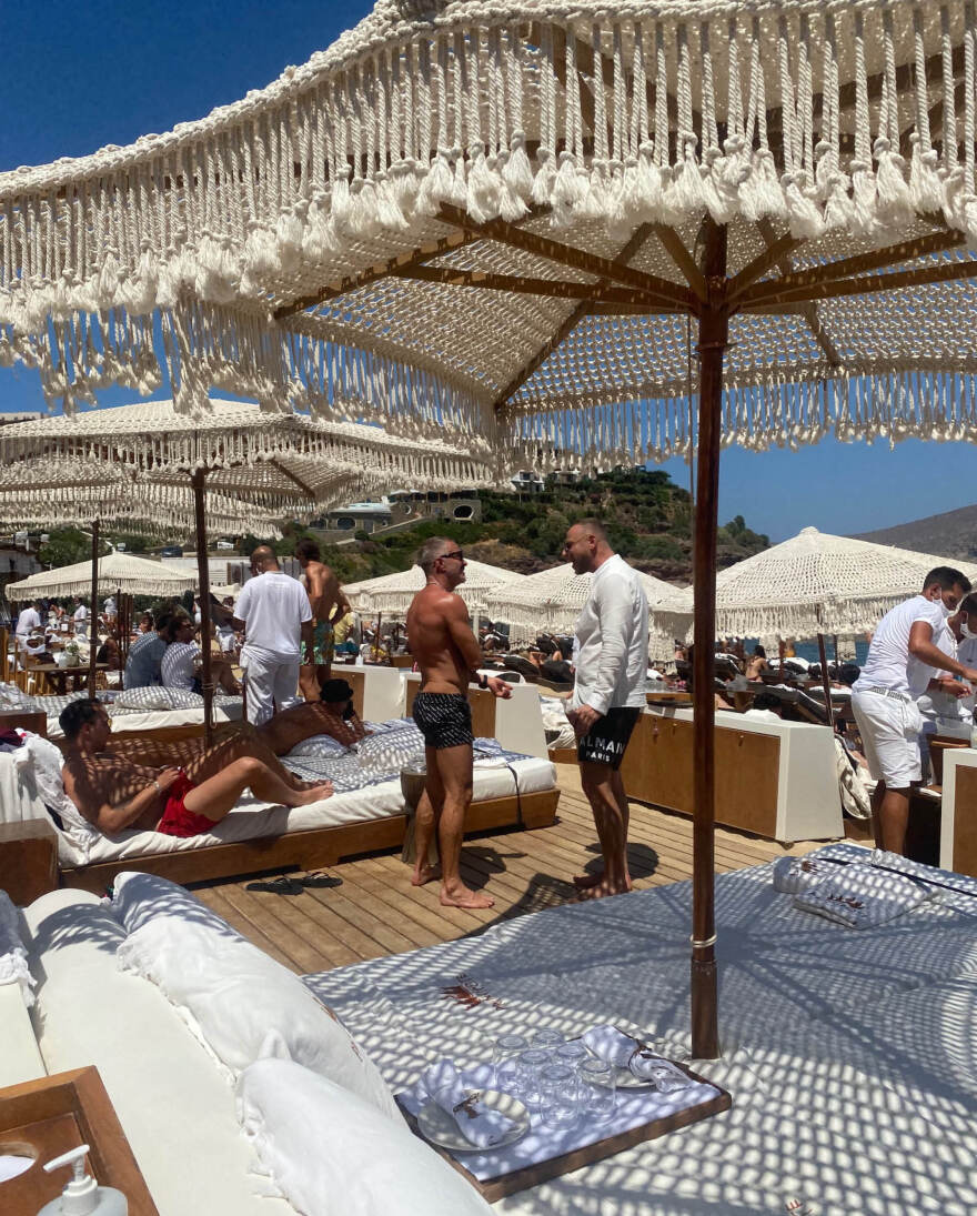 Μύκονος: Ο Ντιν, ο Νταν και η θεά Τζόαν Σμαλς