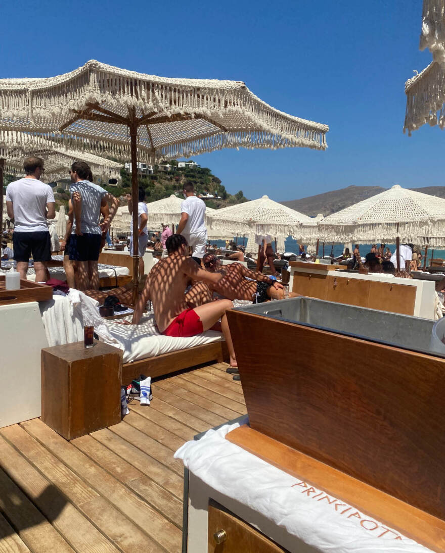 Μύκονος: Ο Ντιν, ο Νταν και η θεά Τζόαν Σμαλς