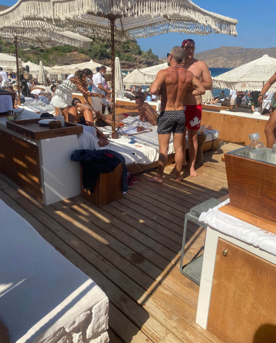 Μύκονος: Ο Ντιν, ο Νταν και η θεά Τζόαν Σμαλς