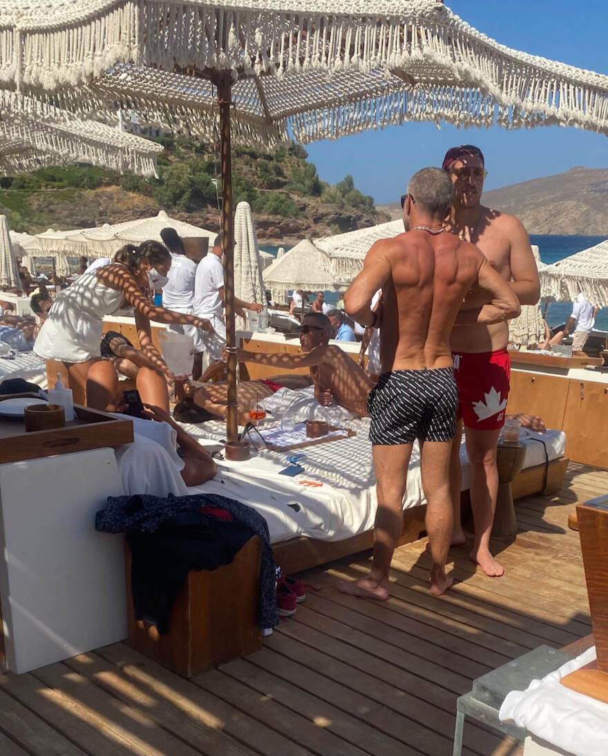 Μύκονος: Ο Ντιν, ο Νταν και η θεά Τζόαν Σμαλς