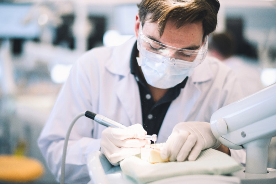 Το πρόγραμμα Οδοντιατρικής που εκπαιδεύει τους πρωτοπόρους οδοντιάτρους του «αύριο»