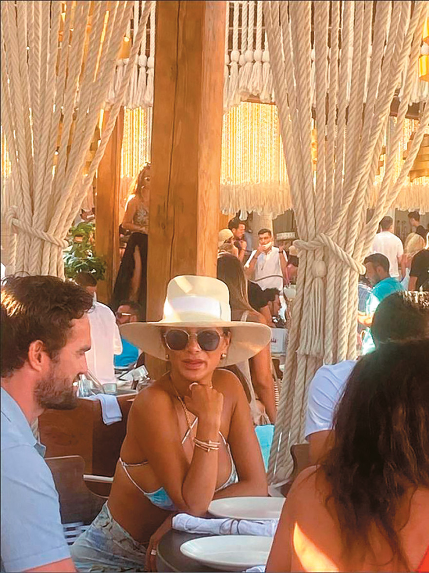 Τα αστέρια του Euro παίζουν μπάλα στις ξαπλώστρες και στα μπαρ της Μυκόνου