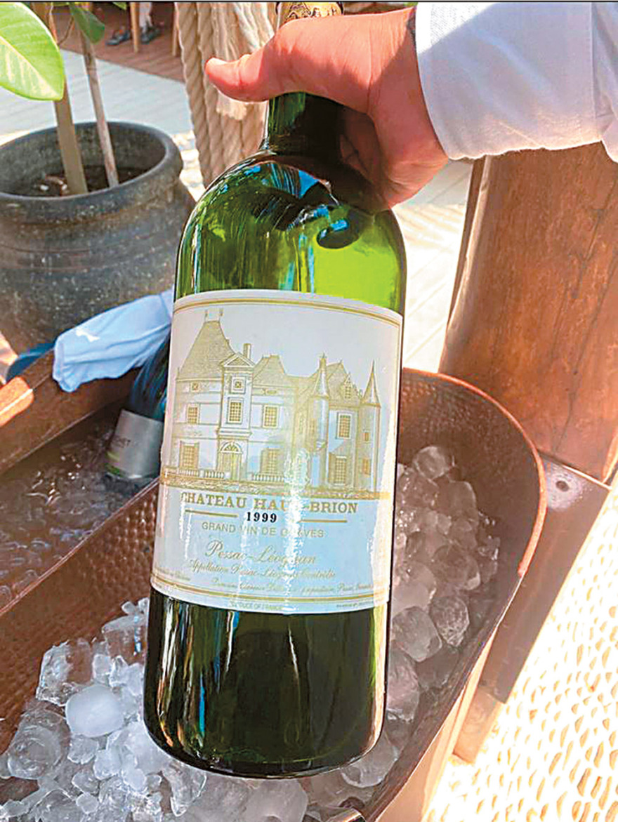 Τα αστέρια του Euro παίζουν μπάλα στις ξαπλώστρες και στα μπαρ της Μυκόνου