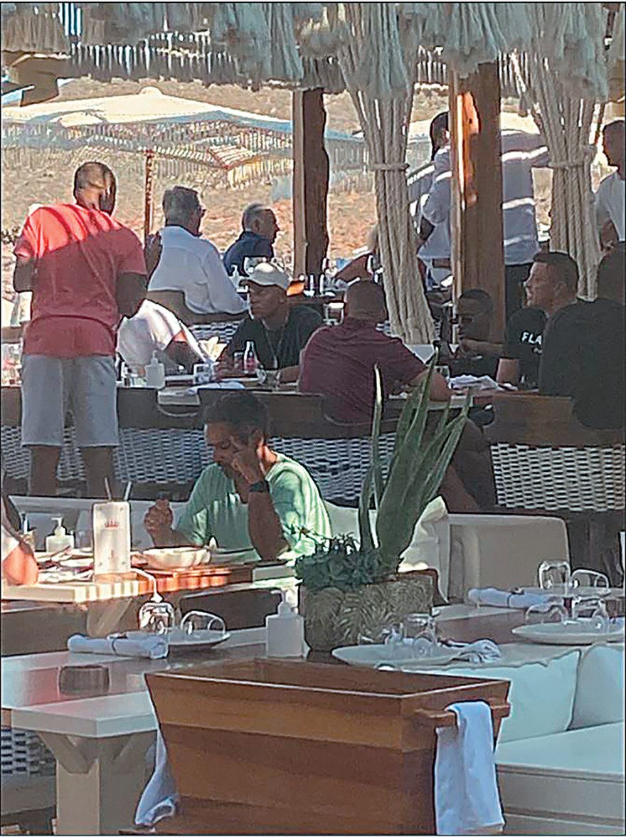 Τα αστέρια του Euro παίζουν μπάλα στις ξαπλώστρες και στα μπαρ της Μυκόνου