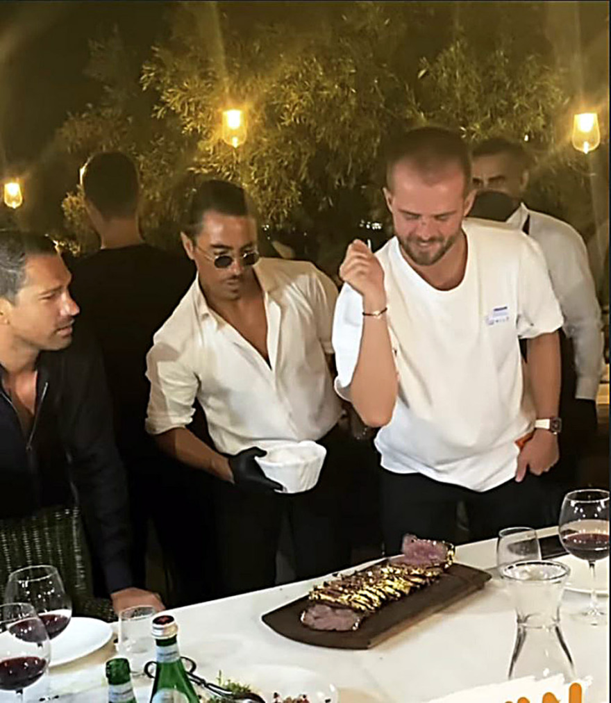 Τα αστέρια του Euro παίζουν μπάλα στις ξαπλώστρες και στα μπαρ της Μυκόνου