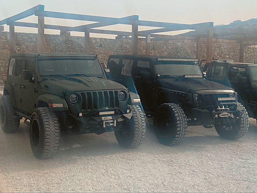 Τα αστέρια του Euro παίζουν μπάλα στις ξαπλώστρες και στα μπαρ της Μυκόνου