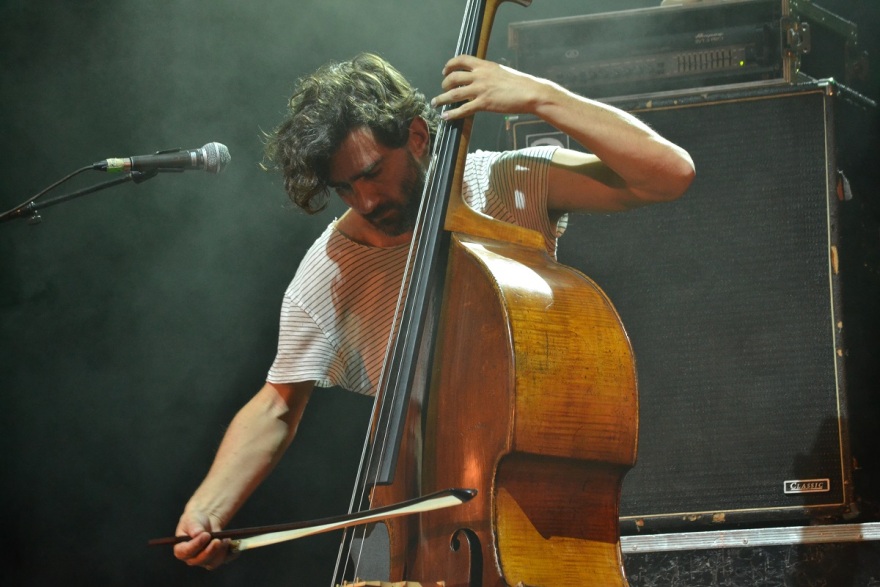 O κοντραμπασίστας Μιχάλης Καλκάνης και το γκρουπ του υποδέχονται το κοινό στην ταράτσα του Gazarte για μία έθνικ-τζαζ βραδιά