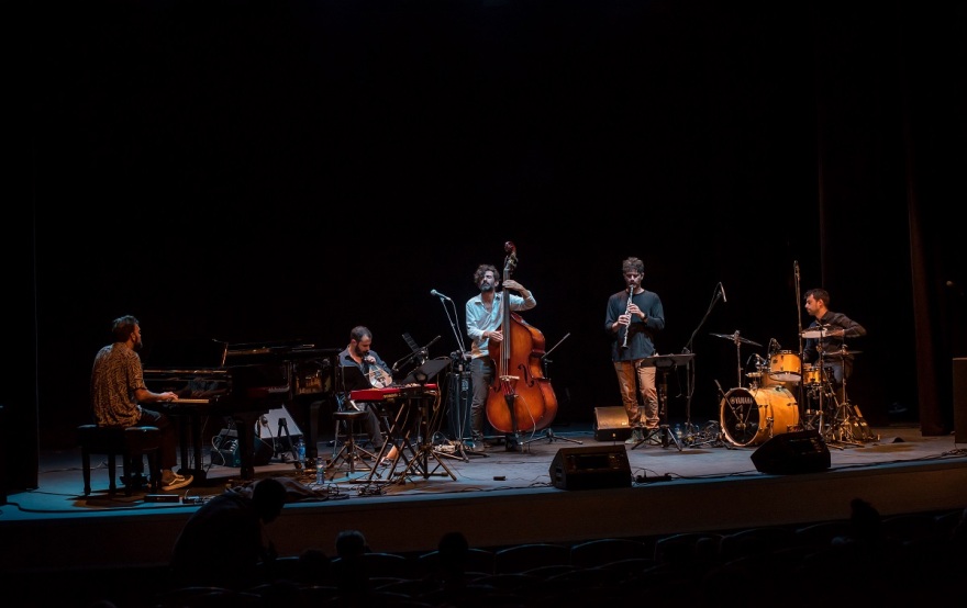 O κοντραμπασίστας Μιχάλης Καλκάνης και το γκρουπ του υποδέχονται το κοινό στην ταράτσα του Gazarte για μία έθνικ-τζαζ βραδιά