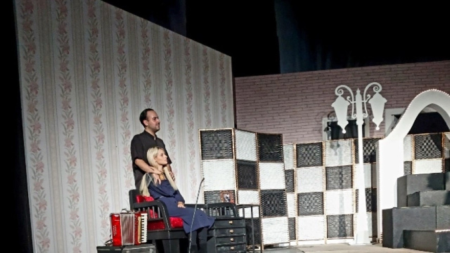 Ηθοποιός που κόπηκε από το GNTM και τα έβαλε με την επιτροπή, το γύρισε στις ταινίες ενηλίκων