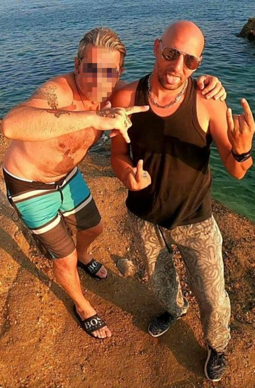 Ηλιούπολη: Αυτός είναι ο αστυνομικός – Σαμπάνιες, όπλα και... αποφθέγματα στο προφίλ του στο Facebook