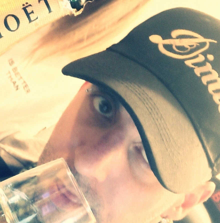 Ηλιούπολη: Αυτός είναι ο αστυνομικός – Σαμπάνιες, όπλα και... αποφθέγματα στο προφίλ του στο Facebook