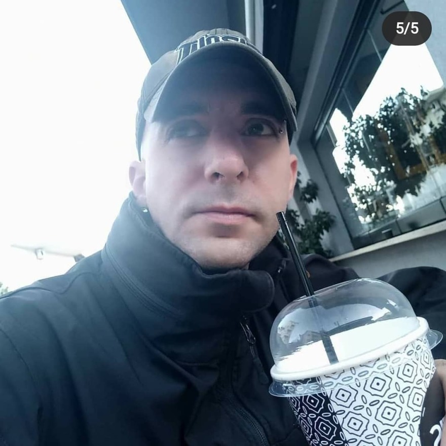 Ηλιούπολη: Αυτός είναι ο αστυνομικός – Σαμπάνιες, όπλα και... αποφθέγματα στο προφίλ του στο Facebook