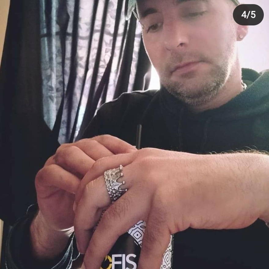 Ηλιούπολη: Αυτός είναι ο αστυνομικός – Σαμπάνιες, όπλα και... αποφθέγματα στο προφίλ του στο Facebook