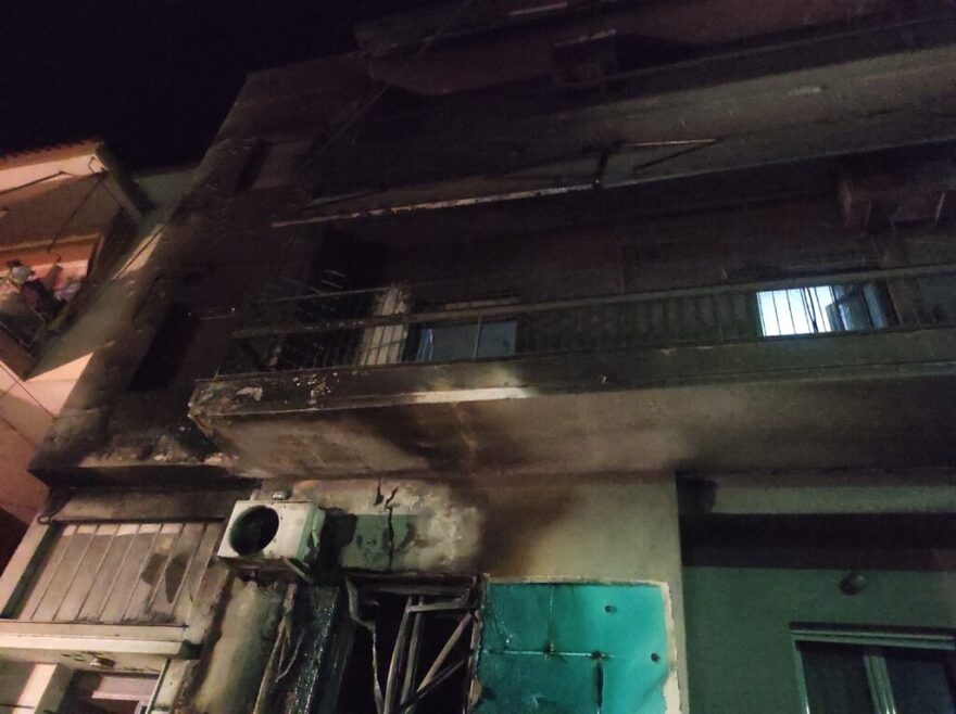 Δράμα: Αυτοκίνητο τυλίχθηκε στις φλόγες - Φθορές σε άλλα δύο οχήματα και μία οικοδομή (φωτογραφίες)