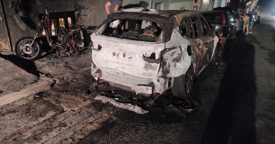 Δράμα: Αυτοκίνητο τυλίχθηκε στις φλόγες - Φθορές σε άλλα δύο οχήματα και μία οικοδομή (φωτογραφίες)