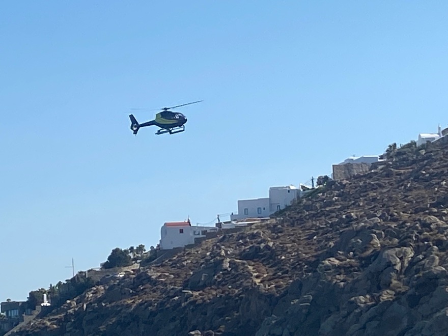 Μύκονος: Το χρυσό δαχτυλίδι της Φτελιάς, ο Μπαπέ πρώτο τραπέζι καμπαρέ και οι σαμπάνιες στην άμμο της Ψαρούς