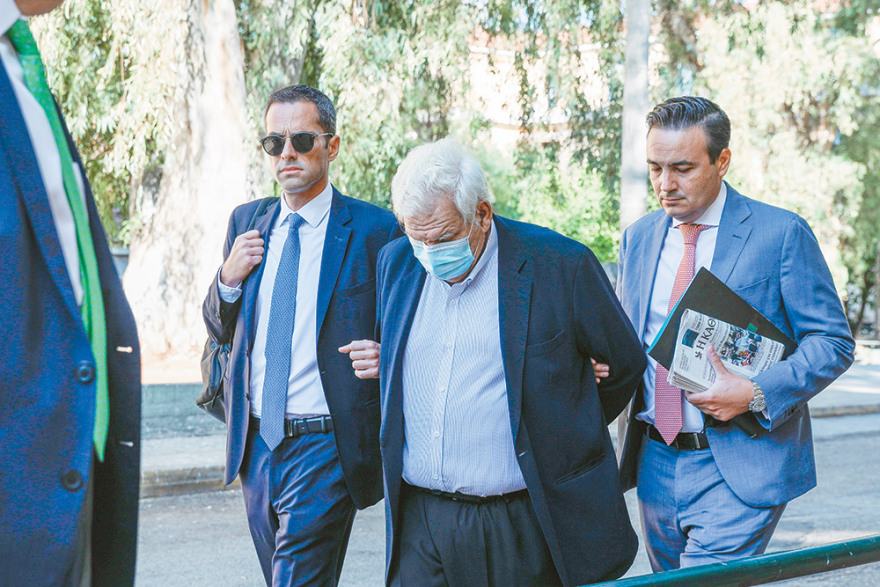 Σκάνδαλο Folli Follie: Μετέωρη η δίκη και ο Κουτσολιούτσος κάνει διακοπές με «γουρούνα» στις Σπέτσες