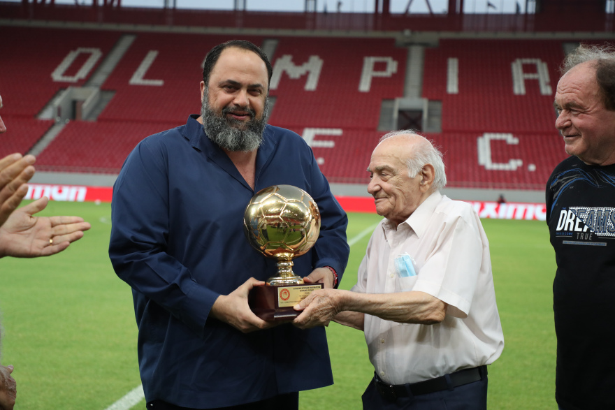 Ολυμπιακός: Ο σύνδεσμος βετεράνων βράβευσε τον Βαγγέλη Μαρινάκη