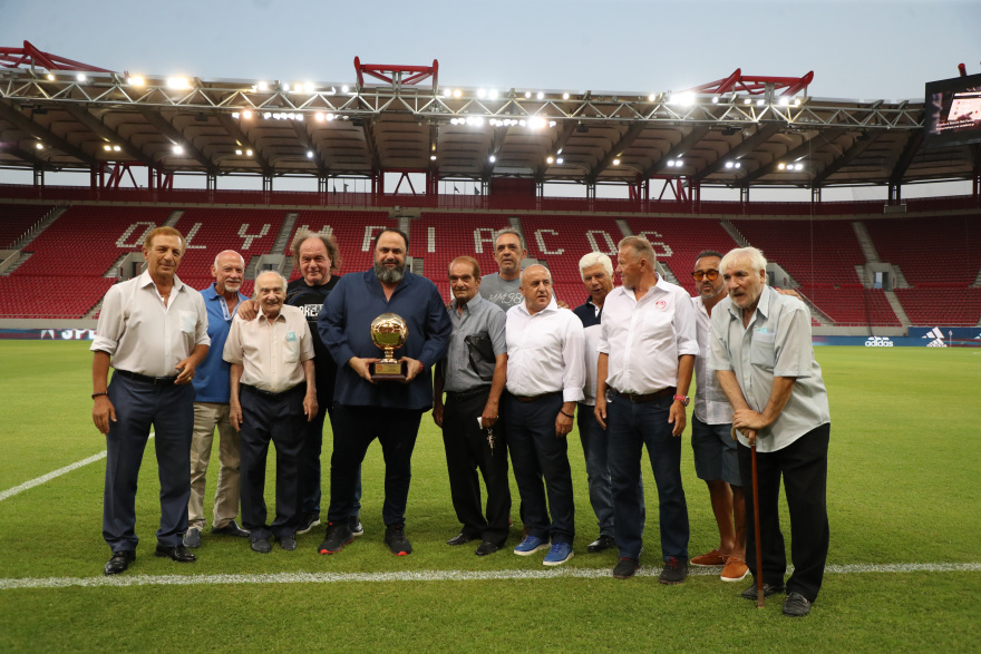 Ολυμπιακός: Ο σύνδεσμος βετεράνων βράβευσε τον Βαγγέλη Μαρινάκη