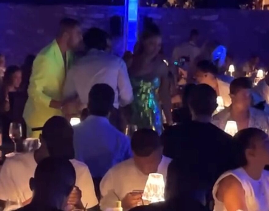 Μύκονος: Το χρυσό δαχτυλίδι της Φτελιάς, ο Μπαπέ πρώτο τραπέζι καμπαρέ και οι σαμπάνιες στην άμμο της Ψαρούς