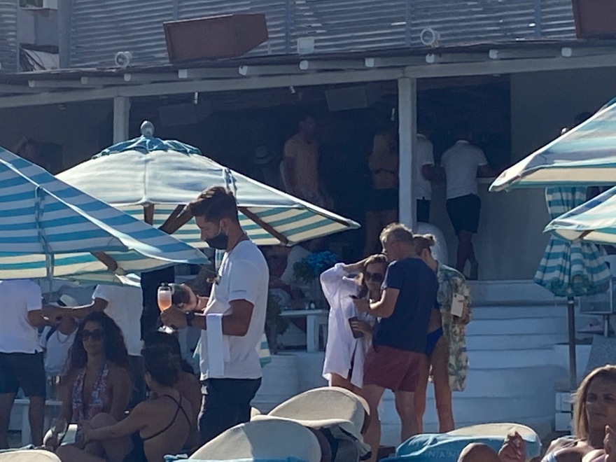 Μύκονος: Το χρυσό δαχτυλίδι της Φτελιάς, ο Μπαπέ πρώτο τραπέζι καμπαρέ και οι σαμπάνιες στην άμμο της Ψαρούς