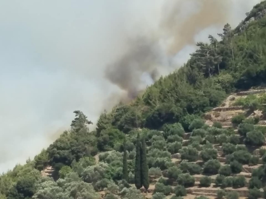 Σάμος: Στους Μυτιληνιούς το πύρινο μέτωπο - Εκκενώθηκαν προληπτικά ξενοδοχεία και σπίτια στο Κοκκάρι