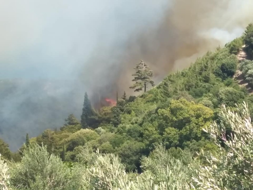 Σάμος: Ανεξέλεγκτη η φωτιά στους Βουρλιώτες - Εκκενώθηκαν προληπτικά δύο ξενοδοχεία