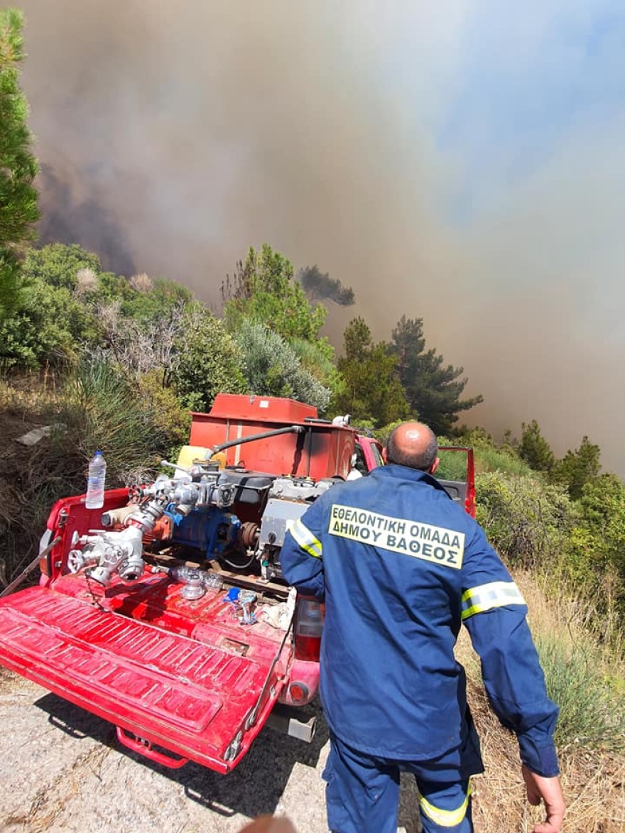 Σάμος: Στους Μυτιληνιούς το πύρινο μέτωπο - Εκκενώθηκαν προληπτικά ξενοδοχεία και σπίτια στο Κοκκάρι