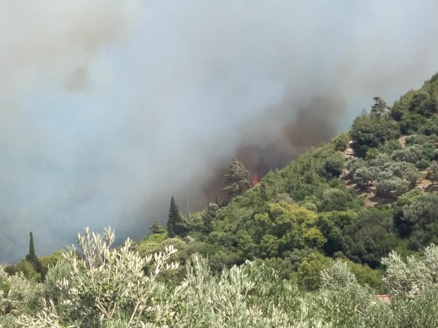 Σάμος: Στους Μυτιληνιούς το πύρινο μέτωπο - Εκκενώθηκαν προληπτικά ξενοδοχεία και σπίτια στο Κοκκάρι