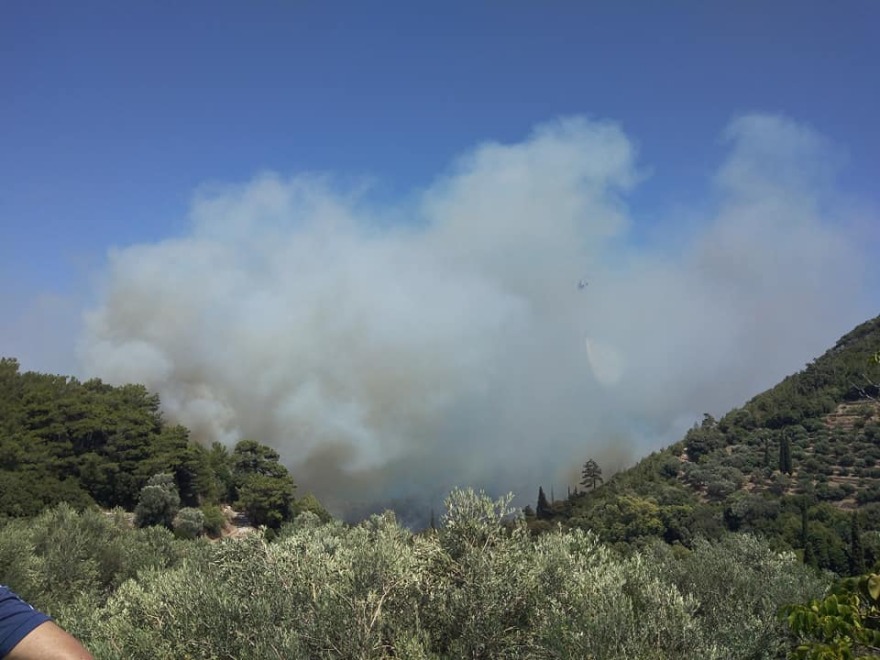Σάμος: Στους Μυτιληνιούς το πύρινο μέτωπο - Εκκενώθηκαν προληπτικά ξενοδοχεία και σπίτια στο Κοκκάρι