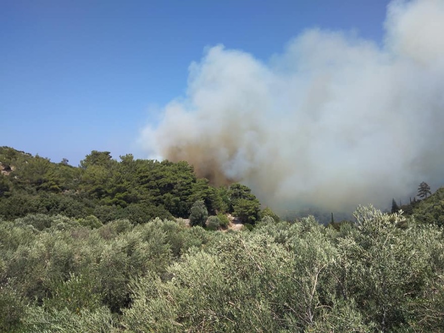 Σάμος: Στους Μυτιληνιούς το πύρινο μέτωπο - Εκκενώθηκαν προληπτικά ξενοδοχεία και σπίτια στο Κοκκάρι