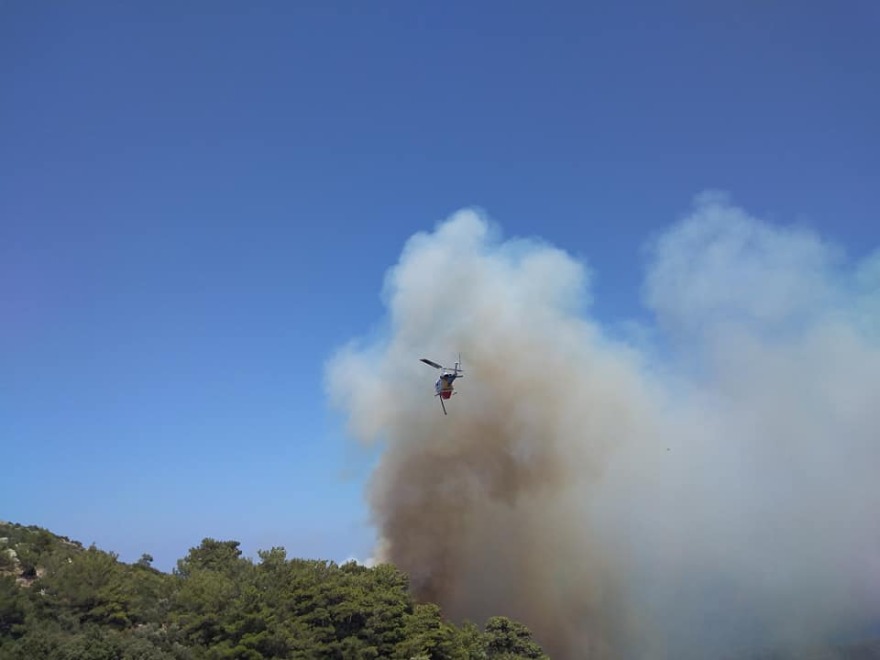 Σάμος: Στους Μυτιληνιούς το πύρινο μέτωπο - Εκκενώθηκαν προληπτικά ξενοδοχεία και σπίτια στο Κοκκάρι