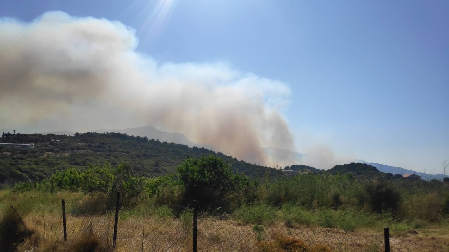Σάμος: Ανεξέλεγκτη η φωτιά στους Βουρλιώτες - Εκκενώθηκαν προληπτικά δύο ξενοδοχεία