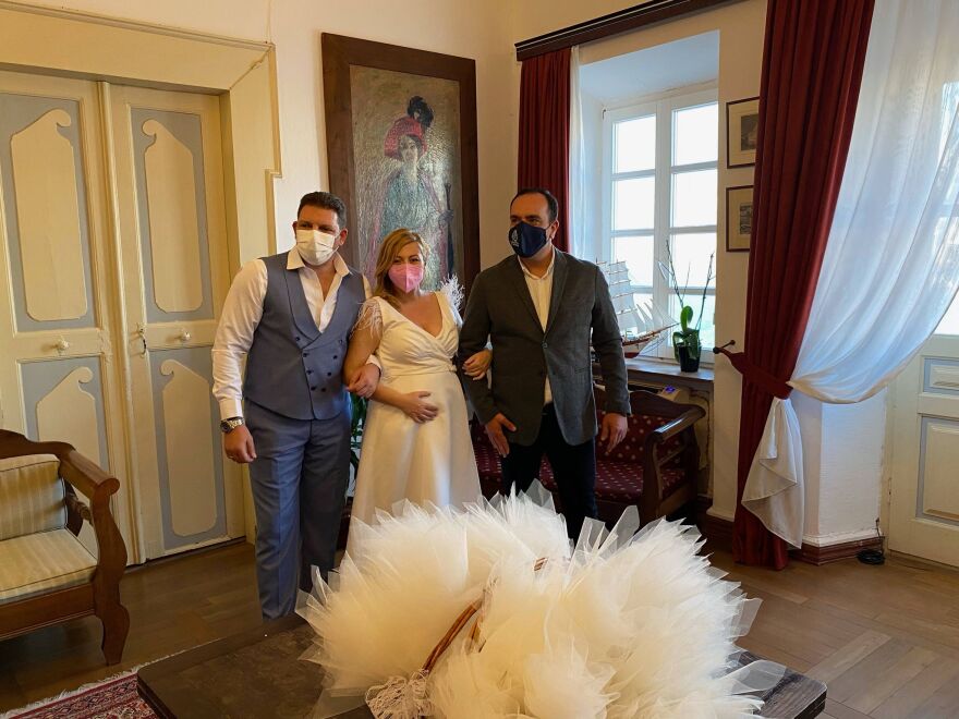 Γρηγόρης Μπιθικώτσης - Ελένη Τσιριγκάκη : Παντρεύτηκαν στο νησί των Ανέμων