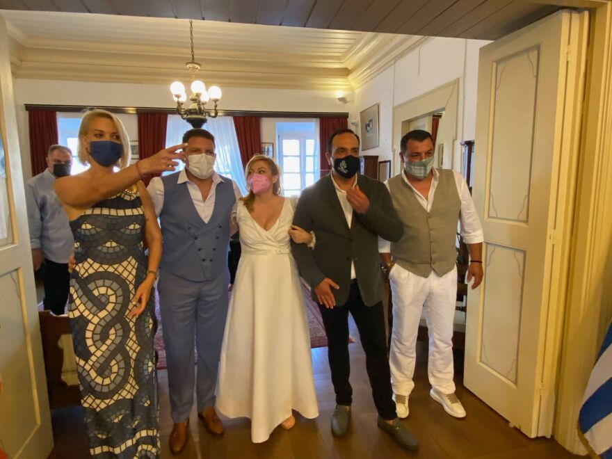 Γρηγόρης Μπιθικώτσης - Ελένη Τσιριγκάκη : Παντρεύτηκαν στο νησί των Ανέμων