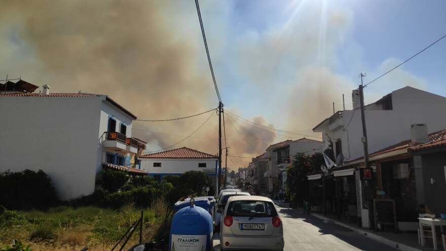 Σάμος: Ανεξέλεγκτη η φωτιά στους Βουρλιώτες - Εκκενώθηκαν προληπτικά δύο ξενοδοχεία