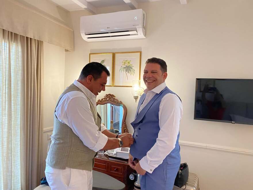 Γρηγόρης Μπιθικώτσης - Ελένη Τσιριγκάκη : Παντρεύτηκαν στο νησί των Ανέμων