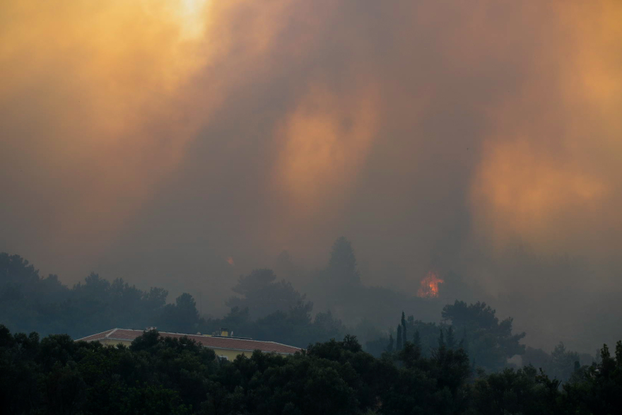Σάμος: Στους Μυτιληνιούς το πύρινο μέτωπο - Εκκενώθηκαν προληπτικά ξενοδοχεία και σπίτια στο Κοκκάρι