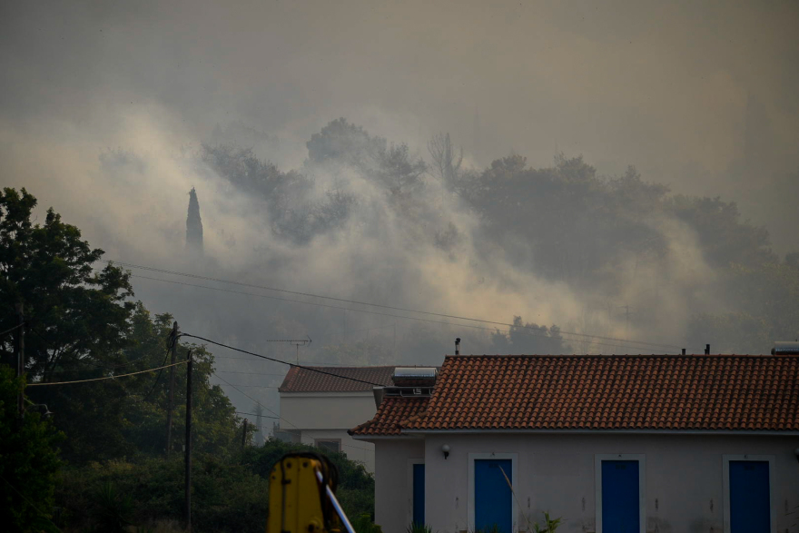 Σάμος: Στους Μυτιληνιούς το πύρινο μέτωπο - Εκκενώθηκαν προληπτικά ξενοδοχεία και σπίτια στο Κοκκάρι
