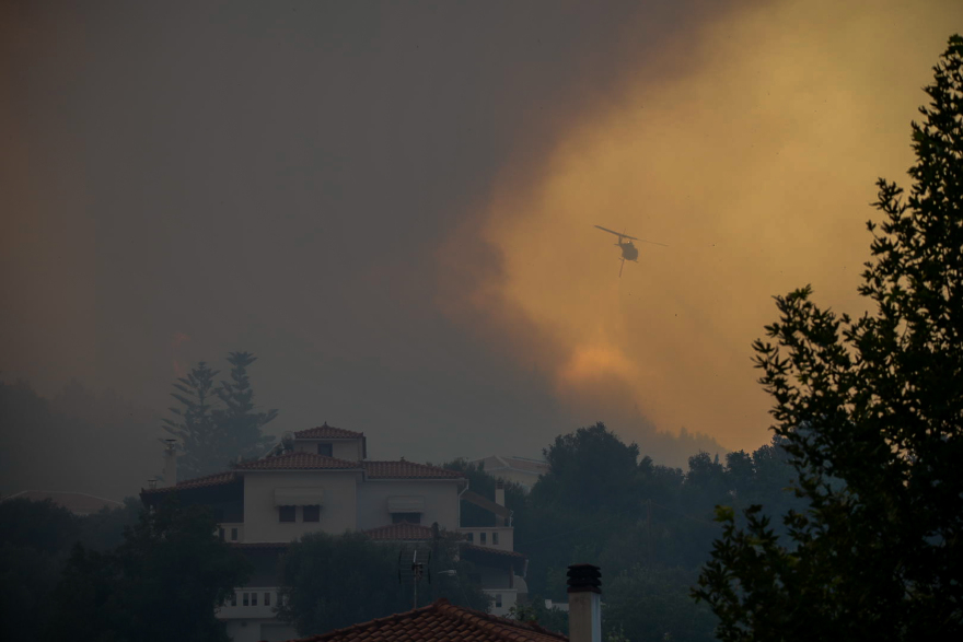 Σάμος: Στους Μυτιληνιούς το πύρινο μέτωπο - Εκκενώθηκαν προληπτικά ξενοδοχεία και σπίτια στο Κοκκάρι