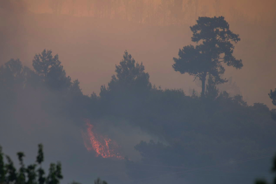 Σάμος: Στους Μυτιληνιούς το πύρινο μέτωπο - Εκκενώθηκαν προληπτικά ξενοδοχεία και σπίτια στο Κοκκάρι