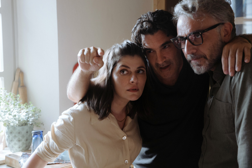 Ο Δάσκαλος: Ξεκίνησαν τα γυρίσματα της νέας σειράς του Χριστόφορου Παπακαλιάτη - Πρωταγωνιστεί και η Χαρούλα Αλεξίου