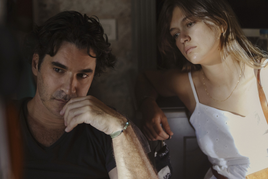 Ο Δάσκαλος: Ξεκίνησαν τα γυρίσματα της νέας σειράς του Χριστόφορου Παπακαλιάτη - Πρωταγωνιστεί και η Χαρούλα Αλεξίου