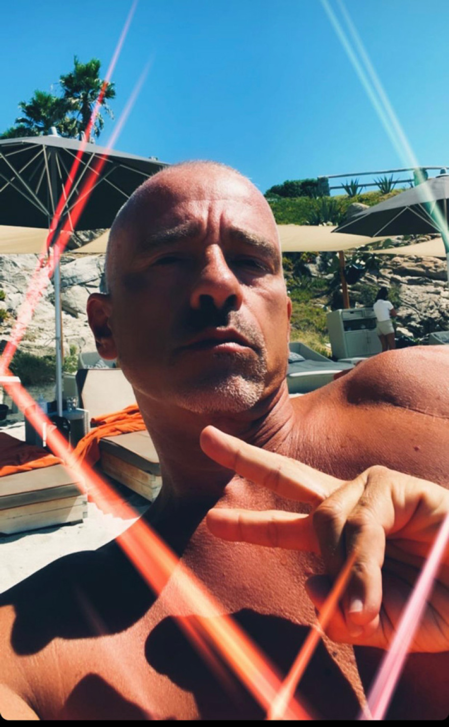 Μύκονος: Οι selfie του Ραμαζότι, οι καυτές πόζες της Ιζαμπέλ Γκουλάρτ και η βόλτα της Ντέμι Μουρ στην Ψαρού 