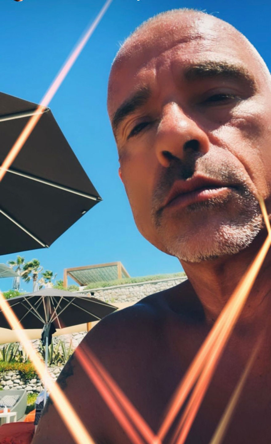 Μύκονος: Οι selfie του Ραμαζότι, οι καυτές πόζες της Ιζαμπέλ Γκουλάρτ και η βόλτα της Ντέμι Μουρ στην Ψαρού 