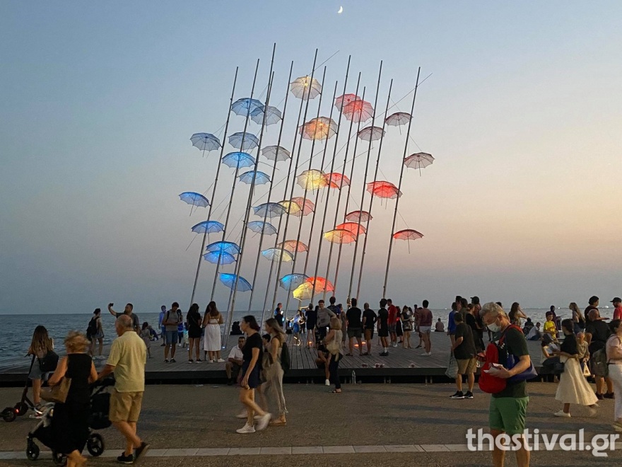 Θεσσαλονίκη: Στα χρώματα της γαλλικής σημαίας οι «Ομπρέλες» στη Νέα Παραλία - Φωτογραφίες